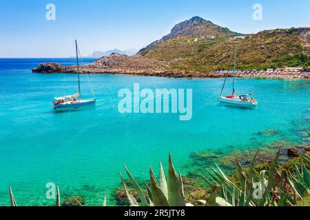 Meer skyview Landschaft Foto Ladiko Bay in der Nähe von Anthony Quinn Bucht auf der Insel Rhodos, Dodekanes, Griechenland. Panorama mit einem schönen Sandstrand und das klare blaue Wasser Stockfoto