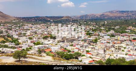 Stadtbild der antiken, malerischen Altstadt von Archangelos mit Burg auf der Insel Rhodos, Dodekanese, Griechenland. Wunderschöne malerische weiße Häuser mit Blumen. Fa Stockfoto