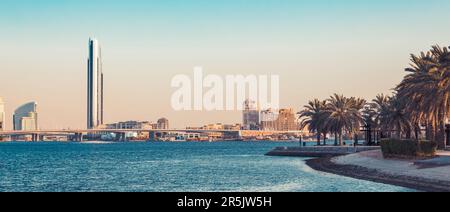 Dubai Creek Bay mit Wolkenkratzern und Palmen in den Vereinigten Arabischen Emiraten Stockfoto