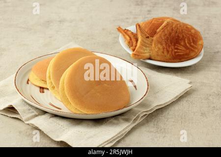 Dorayaki und Taiyaki, japanisches süßes Snack-Dessert Stockfoto