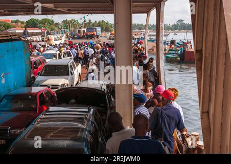 Lungi-Town, Sierra Leone, 30. 2011. April: Die Passagiere begannen am Lungi Pier mit der Fähre MV Freetown von Bord zu gehen. Stockfoto