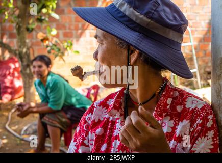 Eine Frau mittleren Alters aus der ethnischen Minderheit in Dak ME Village, Bo Ycommune, Ngoc Hoi District, Kontum Province, Vietnam, Raucht eine Pfeife. Die 200 Stockfoto