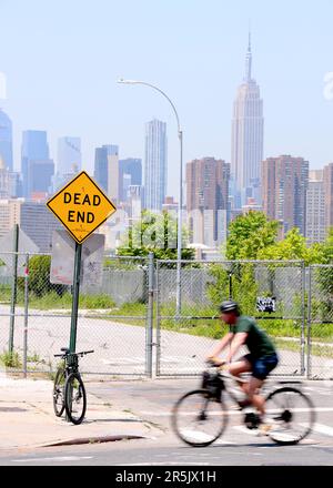 New York City, Usa. 04. Juni 2023. Sackgasse vor der Skyline von New York City in Brooklyn, New York City, NY, USA, am 3. Juni, 2023. Foto von Charles Guerin/ABACAPRESS.COM Kredit: Abaca Press/Alamy Live News Stockfoto