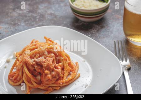 Ein Teller Bucatini all'amatriciana mit geräuchertem Scamorza-Käse Stockfoto