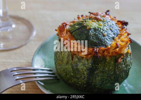 Eine Zucchini gefüllt mit Tomatenreis Stockfoto