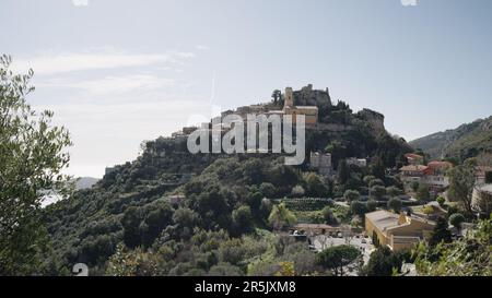 EZE, FRANKREICH - CA. MÄRZ 2023: Blick auf Chapelle de la Sainte Croix Eze Village, berühmter Ort der französischen Riviera, Reiseinhalt Stockfoto
