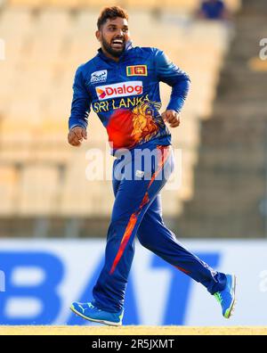 Hambantota, Sri Lanka. 04. Juni 2023 Wanindu Hasaranga aus Sri Lanka feiert, nachdem er das Wicket von Afghanistans Mujeeb Ur Rahman während des ODI-Cricket-Spiels zwischen Sri Lanka und Afghanistan 2. im Mahinda Rajapaksa International Cricket Stadium in Hambantota am 04. Juni 2023 eingenommen hat. Viraj Kothalwala/Alamy Live News Stockfoto