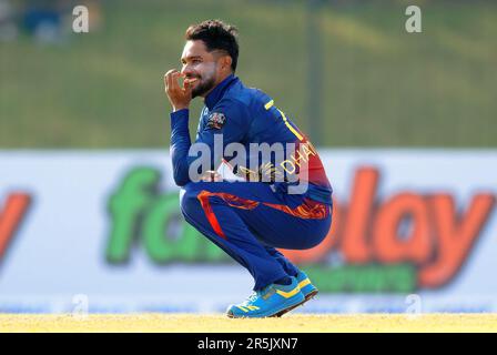 Hambantota, Sri Lanka. 04. Juni 2023 Sri Lankas Dhananjaya de Silva schaut auf das ODI-Cricket-Spiel zwischen Sri Lanka und Afghanistan 2. im Mahinda Rajapaksa International Cricket Stadium in Hambantota am 04. Juni 2023. Viraj Kothalwala/Alamy Live News Stockfoto