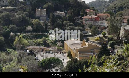 EZE, FRANKREICH - CA. MÄRZ 2023: Blick auf Chapelle de la Sainte Croix Eze Village, berühmter Ort der französischen Riviera, Reiseinhalt Stockfoto