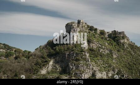 EZE, FRANKREICH - CA. MÄRZ 2023: Blick auf Chapelle de la Sainte Croix Eze Village, berühmter Ort der französischen Riviera, Reiseinhalt Stockfoto