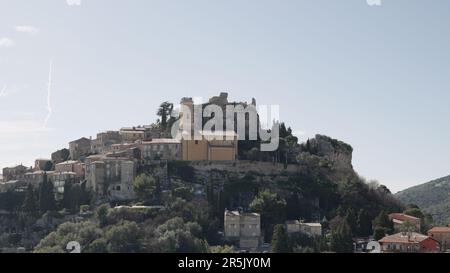EZE, FRANKREICH - CA. MÄRZ 2023: Blick auf Chapelle de la Sainte Croix Eze Village, berühmter Ort der französischen Riviera, Reiseinhalt Stockfoto