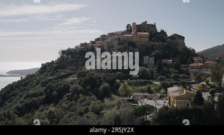 EZE, FRANKREICH - CA. MÄRZ 2023: Blick auf Chapelle de la Sainte Croix Eze Village, berühmter Ort der französischen Riviera, Reiseinhalt Stockfoto