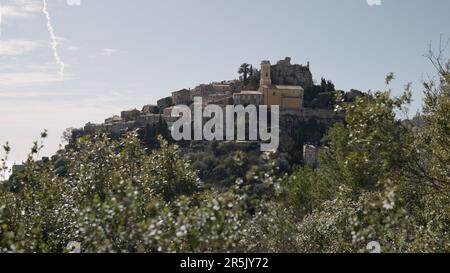 EZE, FRANKREICH - CA. MÄRZ 2023: Blick auf Chapelle de la Sainte Croix Eze Village, berühmter Ort der französischen Riviera, Reiseinhalt Stockfoto