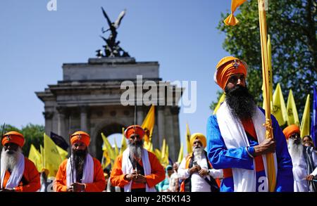 Mitglieder der Sikh-Gemeinde aus dem gesamten Vereinigten Königreich marschieren zum Trafalgar Square in London, um den 39. Jahrestag des Amritsar-Massakers von 1984 zu feiern. Foto: Sonntag, 4. Juni 2023. Stockfoto