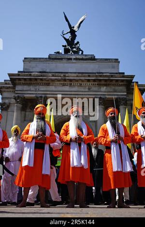 Mitglieder der Sikh-Gemeinde aus dem gesamten Vereinigten Königreich marschieren zum Trafalgar Square in London, um den 39. Jahrestag des Amritsar-Massakers von 1984 zu feiern. Foto: Sonntag, 4. Juni 2023. Stockfoto