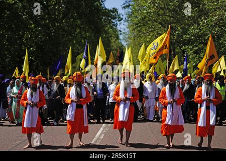 Mitglieder der Sikh-Gemeinde aus dem gesamten Vereinigten Königreich marschieren zum Trafalgar Square in London, um den 39. Jahrestag des Amritsar-Massakers von 1984 zu feiern. Foto: Sonntag, 4. Juni 2023. Stockfoto