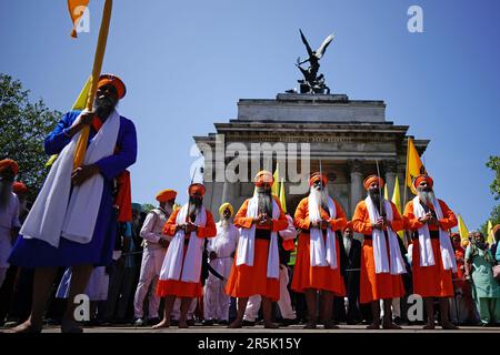 Mitglieder der Sikh-Gemeinde aus dem gesamten Vereinigten Königreich marschieren zum Trafalgar Square in London, um den 39. Jahrestag des Amritsar-Massakers von 1984 zu feiern. Foto: Sonntag, 4. Juni 2023. Stockfoto