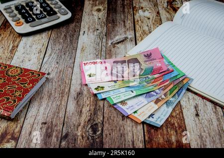 Neue Serie von Rupien-Banknoten. Rupiahwährung aus Indonesien als Zahlungsmittel für Waren und Dienstleistungen Stockfoto