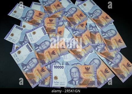 10.000 Rupien, eine neue Serie von Rupien-Banknoten. Rupiahwährung aus Indonesien als Zahlungsmittel für Waren und Dienstleistungen. Stockfoto