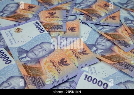 10.000 Rupien, eine neue Serie von Rupien-Banknoten. Rupiahwährung aus Indonesien als Zahlungsmittel für Waren und Dienstleistungen. Stockfoto