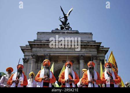 Mitglieder der Sikh-Gemeinde aus dem gesamten Vereinigten Königreich marschieren zum Trafalgar Square in London, um den 39. Jahrestag des Amritsar-Massakers von 1984 zu feiern. Foto: Sonntag, 4. Juni 2023. Stockfoto