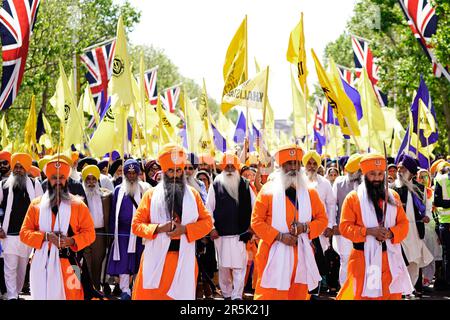 Mitglieder der Sikh-Gemeinde aus dem gesamten Vereinigten Königreich marschieren zum Trafalgar Square in London, um den 39. Jahrestag des Amritsar-Massakers von 1984 zu feiern. Foto: Sonntag, 4. Juni 2023. Stockfoto