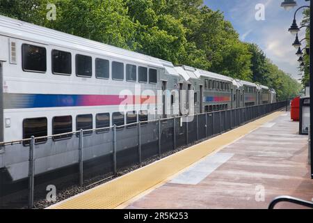 Doppeldeckerzug an der Westfield Station in der Nähe von New York Stockfoto