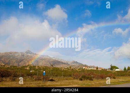 Regenbogen und La Pedriza Berg. Manzanares El Real, Provinz Madrid, Spanien. Stockfoto