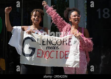 London, Großbritannien. 4. Juni 2023. Kolumbianische Aktivisten und Unterstützer protestieren im Hauptquartier von Glencore Energy UK, dessen Tochtergesellschaft, Prodeco, riesige offene Kohlebergwerke im Land betreibt. Die Yukpa-Bevölkerung kämpft gegen die ökologischen und menschlichen Auswirkungen des Bergbaus, einschließlich im Kohlebergwerk Cerrejón, dem größten auf dem südamerikanischen Kontinent. Kredit: Ron Fassbender/Alamy Live News Stockfoto