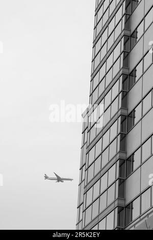 EIN KOMMERZIELLES FLUGZEUG ÜBER TOKIO Stockfoto