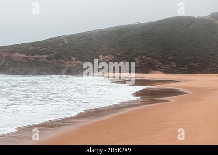 Spaziergang entlang des Fisherman Trail in der Algarve im Südwesten Portugals. Menschliche Fußspuren in der sandigen Oberfläche. Stockfoto