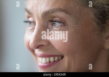 Ein hübsches, reifes Gesicht einer älteren Dame mit natürlichem Make-up Stockfoto