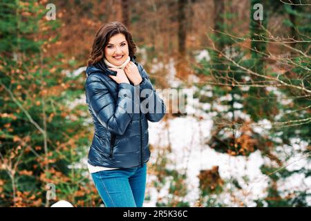 Frühlingsporträt einer jungen, glücklichen Frau, die einen schönen Tag im Wald genießt Stockfoto