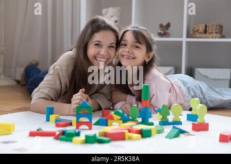 Fröhliche junge mutter und süße, positive Tochter Stockfoto