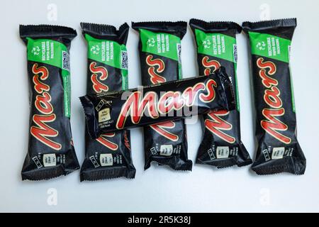 DER US-Süßwarenriese Mars wird im Rahmen eines neuen Testpiloten in Großbritannien auf papierbasierte Verpackungen auf seinem Mars Bar Schokoladenprodukt umstellen Stockfoto