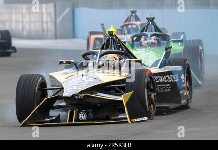 Jakarta, Indonesien. 4. Juni 2023. DS Penskes Jean-Eric Vergne (Front) aus Frankreich fährt während des ABB Formel-E-Championship-Rennens JAKARTA E-Prix Runde 11 in Jakarta, Indonesien, am 4. Juni 2023. Kredit: Zulkarnain/Xinhua/Alamy Live News Stockfoto