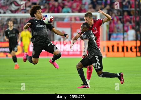 St. Louis, USA. 03. Juni 2023. Houston Dynamo Mittelfeldspieler Adalberto Carrasquilla (20, links) springt in Richtung Ball, während Houston Dynamo Ibrahim Aliyu (18) und St. Louis City Verteidiger Lucas Bartlett (24), auf Position. STL City spielte am 3. Juni 2023 im CITY Park Stadium in St. Houston Dynamo in einem Major League-Fußballspiel Louis, MO, USA. Foto: Tim Vizer/Sipa USA Kredit: SIPA USA/Alamy Live News Stockfoto