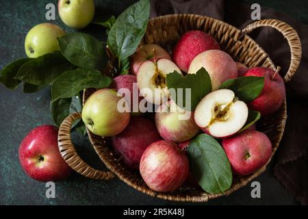 Obsthintergrund, Bio-Früchte. Stillleben Essen. Korb reifer Äpfel auf einem Steintisch. Stockfoto