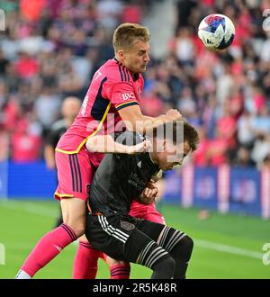 St. Louis, USA. 03. Juni 2023. St. Louis City Verteidiger Lucas Bartlett (24, links) kollidiert mit Houston Dynamo Forward Corey Baird (11), als beide nach einem Kopfsprung sprangen. STL City spielte am 3. Juni 2023 im CITY Park Stadium in St. Houston Dynamo in einem Major League-Fußballspiel Louis, MO, USA. Foto: Tim Vizer/Sipa USA Kredit: SIPA USA/Alamy Live News Stockfoto