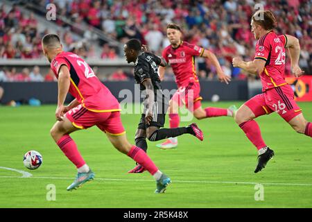 St. Louis, USA. 03. Juni 2023. Houston Dynamo Forward Ibrahim Aliyu (18, Mitte) trägt den Ball in Richtung St. Louis City Torbereich mit einem Trio aus St. Louis City-Spieler verfolgen uns. STL City spielte am 3. Juni 2023 im CITY Park Stadium in St. Houston Dynamo in einem Major League-Fußballspiel Louis, MO, USA. Foto: Tim Vizer/Sipa USA Kredit: SIPA USA/Alamy Live News Stockfoto