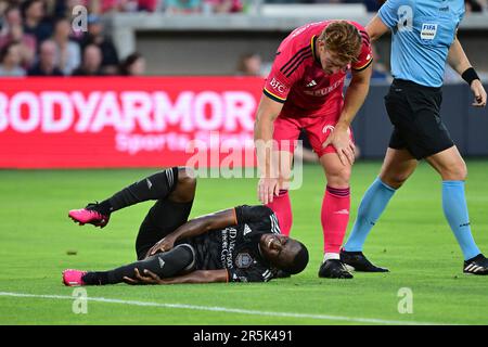 St. Louis, USA. 03. Juni 2023. Houston Dynamo Forward Ibrahim Aliyu (18) Grimaces in Schmerz auf dem Rasen als St. Louis City Verteidiger Tim Parker (26) überprüft ihn nach dem Zusammenstoß der beiden. STL City spielte am 3. Juni 2023 im CITY Park Stadium in St. Houston Dynamo in einem Major League-Fußballspiel Louis, MO, USA. Foto: Tim Vizer/Sipa USA Kredit: SIPA USA/Alamy Live News Stockfoto