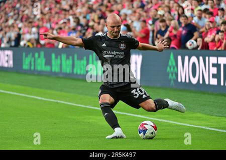 St. Louis, USA. 03. Juni 2023. Der Houston Dynamo Verteidiger Chase Gasper (30) schießt direkt vom Spielfeldrand aus. STL City spielte am 3. Juni 2023 im CITY Park Stadium in St. Houston Dynamo in einem Major League-Fußballspiel Louis, MO, USA. Foto: Tim Vizer/Sipa USA Kredit: SIPA USA/Alamy Live News Stockfoto