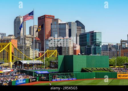 Pittsburgh, PA, USA - 21. Mai 2023: Blick auf die Skyline von Pittsburgh, einschließlich der Roberto Clemente Bridge, vom PNC Park, Heimstadion der Pittsburgh Pirates. Stockfoto