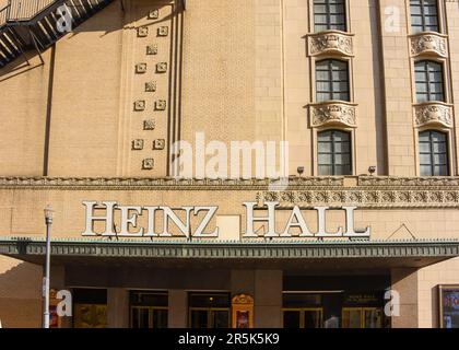 Pittsburgh, PA, USA - 21. Mai 2023: Heinz Hall ist ein Zentrum für darstellende Künste und Konzerthalle an der Penn Avenue im Kulturviertel der Stadt. Die B Stockfoto