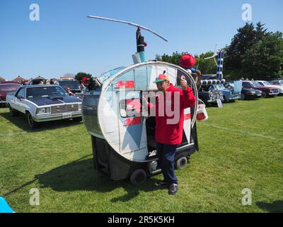 Sheerness, Kent, Großbritannien. 4. Juni 2023. Der Swale Vehicle Enthusiasts Club (SVEC) veranstaltet eine der beliebtesten Automessen im Südosten, die jährlich in Sheerness, Kent, stattfindet. Die Besucher genossen eine große Auswahl an atemberaubenden Fahrzeugen bei sonnigem, warmem Wetter. Bild: Tim Bell sammelte mit seinem Roller-Helikopter Geld für Kent Surrey Sussex Air Ambulance. Kredit: James Bell/Alamy Live News Stockfoto