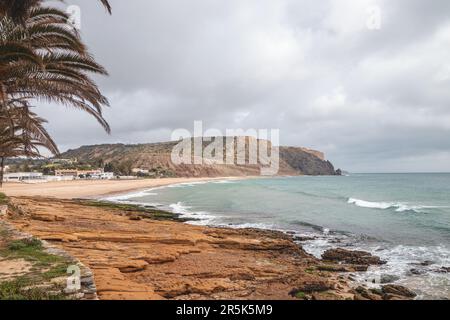 Touristenziel Luz mit Praia da Luz und Blick auf den Atalaia-Hügel im Südwesten Portugals in der Algarve. Den Fischer erforschen Stockfoto