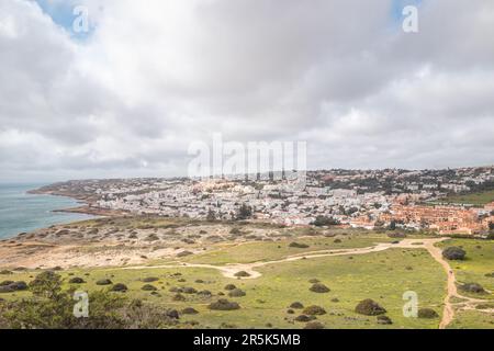 Stadt Luz und die Atlantikstrände vom Gipfel des Hügels Atalaia in der Algarve im Süden Portugals. Folgen Sie den Fußstapfen des Stockfoto