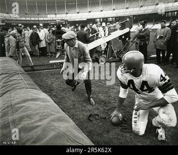 Regisseur BILLY WILDER am Drehort im Cleveland Municipal Stadium während der Dreharbeiten VON THE FORTUNE COOKIE / BEGEGNUNG MIT WHIPLASH WILLIE 1966 Regisseur BILLY WILDER Drehbuch Billy Wilder und I.A.L. Diamant Stockfoto