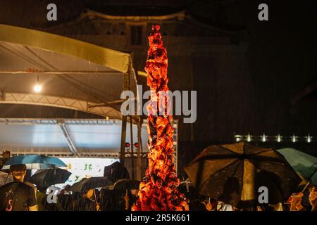 Taipeh, Taipeh, Taiwan. 5. Juni 2023. Menschen versammeln sich im Regen um die Pilar of Shame, während des 34. Jahrestages des Gedenkens an das Massaker von Tiananmen, das am 4. Juni 1989 in China auf dem Freiheitsplatz in Taipeh stattfand. Nach Pekings brutalen Repressionen gegen Hongkong, Macau und Festlandchina ist Taiwan nach wie vor die einzige chinesischsprachige Gemeinschaft, in der demokratiefreundliche Mahnungen und Proteste wie die Mahnungen vom 4. Juni stattfinden dürfen. (Kreditbild: © Daniel Ceng Shou-Yi/ZUMA Press Wire) NUR REDAKTIONELLE VERWENDUNG! Nicht für den kommerziellen GEBRAUCH! Stockfoto