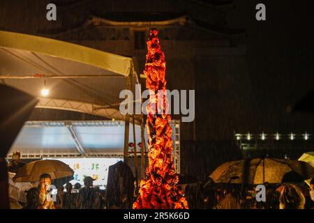 Taipeh, Taipeh, Taiwan. 5. Juni 2023. Menschen versammeln sich im Regen um die Pilar of Shame, während des 34. Jahrestages des Gedenkens an das Massaker von Tiananmen, das am 4. Juni 1989 in China auf dem Freiheitsplatz in Taipeh stattfand. Nach Pekings brutalen Repressionen gegen Hongkong, Macau und Festlandchina ist Taiwan nach wie vor die einzige chinesischsprachige Gemeinschaft, in der demokratiefreundliche Mahnungen und Proteste wie die Mahnungen vom 4. Juni stattfinden dürfen. (Kreditbild: © Daniel Ceng Shou-Yi/ZUMA Press Wire) NUR REDAKTIONELLE VERWENDUNG! Nicht für den kommerziellen GEBRAUCH! Stockfoto